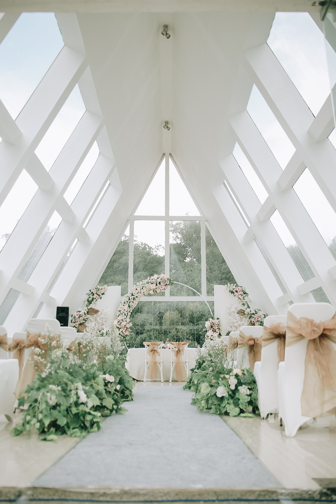 Decorated Aisle For Wedding Ceremony with High Ceiling 